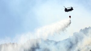 Τρία Chinook επιχειρούν στο μέτωπο της πυρκαγιάς στα Δερβενοχώρια