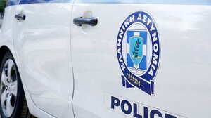 Χτύπησε αστυνομικό, διέφυγε και λίγο αργότερα εμβόλισε περιπολικό
