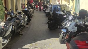 Πώς θα περάσει ασθενοφόρο από τον δρόμο- πάρκινγκ;