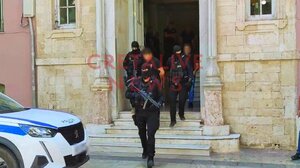 Το δικαίωμα της σιωπής διατήρησε ο 22χρονος σε μια απολογία "εξπρές"- Βίντεο και φωτογραφίες