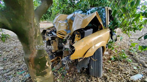 Αυτοκίνητο καρφώθηκε με σφοδρότητα σε δέντρο, άγιος είχε ο οδηγός!