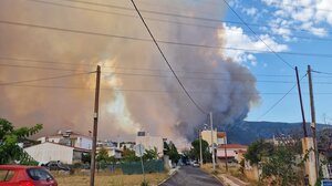 Φωτιά: Ο Αλέξανδρος Τσουβέλας εγκατέλειψε το σπίτι του στα Λιόσια