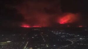 Οι φωτιές στην Αλεξανδρούπολη όπως φαίνονται από αεροπλάνο 