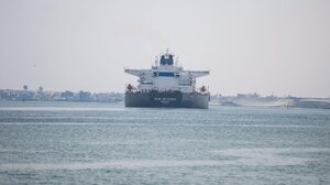 Διώρυγα Σουέζ: Ένας νεκρός από σύγκρουση ρυμουλκού με δεξαμενόπλοιο