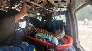 Με ελικόπτερο στο Νοσοκομείο, ο άντρας που ακρωτηριάστηκε στο πόδι στο φαράγγι της Σαμαριάς- Βίντεο