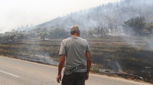 Οδηγίες του Υπουργείου Υγείας για την αποφυγή εισπνοής καπνού και στάχτης από τις πυρκαγιές