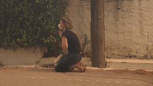 Πύρινη κόλαση: Η απελπισμένη δέηση της ανθρώπινης απόγνωσης σε ένα "κλικ"