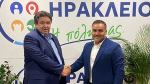 Ο Γιώργος Σφακιανάκης στο πλευρό του Μιχάλη Καραμαλάκη