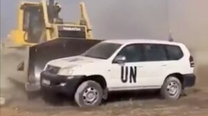 Κύπρος: Η στιγμή της επίθεσης Τουρκοκυπρίων με μπουλντόζες σε δυνάμεις του ΟΗΕ