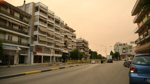 Απόκοσμο σκηνικό στη Λάρισα: Κόκκινος ο ουρανός από τους καπνούς 