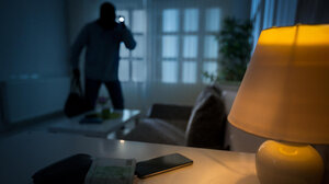 Ζάκυνθος: 33χρονος διαρρήκτης με συνεργό καμαριέρα “μπούκαρε” σε δωμάτια και καταλύματα