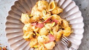 Mac ’n’ cheese αλλιώς, με φυστίκια Αιγίνης και μορταδέλα