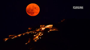 Κατακόκκινη η πανσέληνος του Αυγούστου πάνω από το Ναύπλιο - Βίντεο