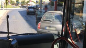 Πάρκαρε και "έκλεισε" τον δρόμο