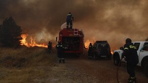Μαίνονται τα πύρινα μέτωπα - 60 πυροσβέστες τραυματίες