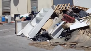 Σωρός από σκουπίδια, πίσω από το ΠαΓΝΗ