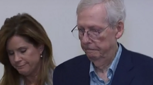 Ο Μπάιντεν μίλησε με τον Μακόνελ που "πάγωσε" μπροστά στους δημοσιογράφους