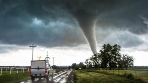 Ο τυφώνας Χανούν πλήττει τη νότια Ιαπωνία και τη Νότια Κορέα