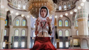 "Σάλος" στην Τουρκία: Μοντέλο φωτογραφήθηκε έξω από τζαμί με ρούχο που αποκάλυπτε την κοιλιά της