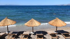 Ξεκίνησαν τα... όργανα: «Βροχή» οι καταγγελίες στο MyCoast για ξαπλώστρες