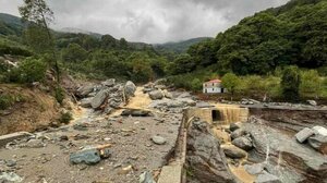 Παππούς με τα 3 εγγόνια του αποκλεισμένος στο Πουρί, χωρίς νερό, ρεύμα και φάρμακα