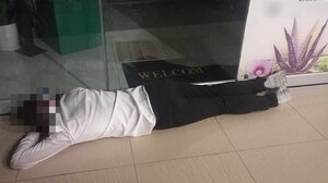 Μεθυσμένος τουρίστας αφέθηκε στην είσοδο του ξενοδοχείου…