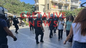 Σουρεαλιστικές εικόνες στο κέντρο - Βόλτα με... συνοδεία αστυνομικών