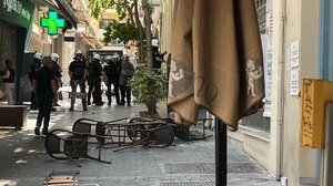 Δακρυγόνα και ένταση στο κέντρο του Ηρακλείου - Σε "κλοιό" πολίτες και τουρίστες - Δείτε ΒΙΝΤΕΟ