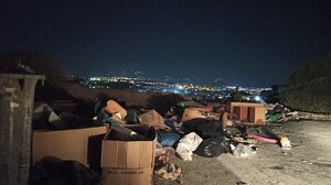 Σκουπίδια και δυσοσμία παντού!