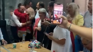 Η στιγμή που ο Κασσελάκης μαθαίνει ότι είναι ο νέος πρόεδρος του ΣΥΡΙΖΑ 