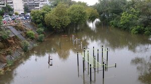 Φουσκώνει ο Πηνειός και απειλεί τη Λάρισα! Έκλεισαν δρόμοι, εκκενώνονται περιοχές!