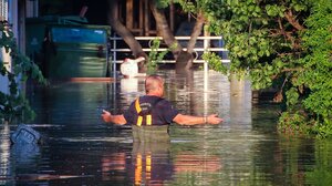 Σκηνές "αποκάλυψης" στη Θεσσαλία: Τα τρία μέτρα έφτασε το ύψος του νερού σε προάστια της Λάρισας