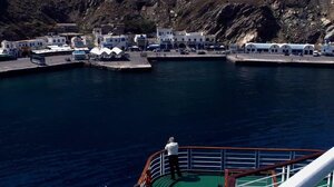 Θαλάσσια ρύπανση στο λιμάνι της Σαντορίνης: Φορτηγό προσέκρουσε στον καταπέλτη πλοίου