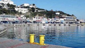 Τρία πλοία έμπλεξαν τις άγκυρες στο λιμάνι της Ραφήνας - Το ένα αναχώρησε κανονικά για τον προορισμό του