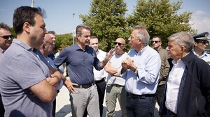 Πάνω από τις πλημμυρισμένες περιοχές της Θεσσαλίας πέταξε ο Κ. Μητσοτάκης