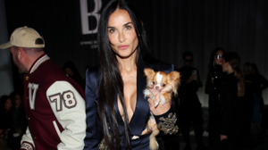  Το σκυλάκι της Ντέμι Μουρ κάθισε στη front row του σόου Versace SS2024