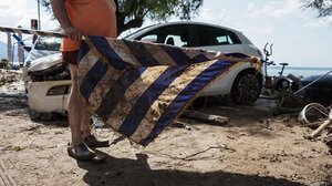 Μεγάλες οι καταστροφές στο Πήλιο: Με καρότσια και φτυάρια βγάζουν τις λάσπες από τα σπίτια