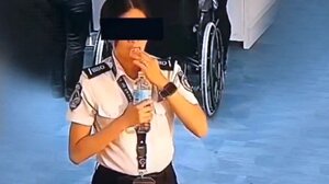 Υπάλληλος αεροδρομίου καταπίνει κλεμμένα χαρτονομίσματα