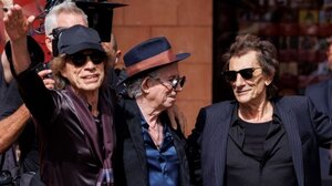 Οι Rolling Stones διαψεύδουν ότι ο Μικ Τζάγκερ «έδωσε την ευλογία του» για τη χρήση τραγουδιού τους στο «Melania»