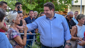 Θερμή υποδοχή στον Μιχάλη Καραμαλάκη από πολίτες σε Δημοκρατίας και Καλοκαιρινού