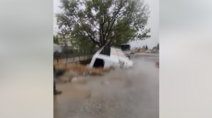 Κακοκαιρία Daniel: Σοκαριστικά videos – Δρόμος "καταπίνει" λεωφορείο στον Βόλο!