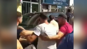 Παλαμάς Καρδίτσας: Καρέ καρέ η επίθεση πολιτών κατά του περιφερειάρχη Κώστα Αγοραστού 