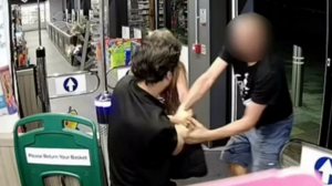 Βρετανία: Εργαζόμενοι σε σούπερ μάρκετ βρέθηκαν θετικοί στον HIV μετά από επίθεση με βελόνες