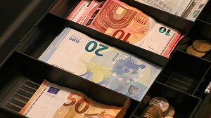 "Άδειασαν" ταμειακή μηχανή - Συνελήφθη ο ένας, αναζητείται ο δεύτερος