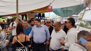 Στη λαϊκή αγορά της Θερίσσου ο Μ. Καραμαλάκης