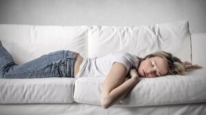 Πρέπει να ανησυχείτε εάν κοιμάστε με το κινητό τηλέφωνο δίπλα στο κρεβάτι;