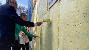Σήκωσαν τα μανίκια και με πινέλα έσβησαν τα αντισημιτικά συνθήματα