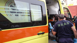 Σύγκρουση τραμ με δίκυκλο στη Γλυφάδα με έναν τραυματία