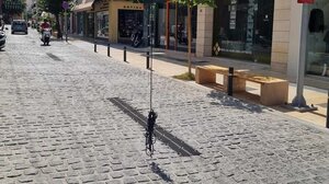 Το καλώδιο από τον χριστουγεννιάτικο στολισμό κρεμόταν για ώρες πάνω από τον πεζόδρομο