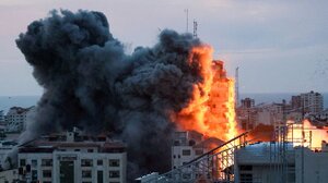 Μεγάλη φωτιά στη νότια Λωρίδα της Γάζας μετά από αεροπορική επιδρομή